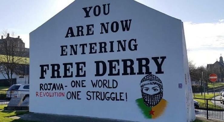 Pintada en Irlanda, free derry en apoyo a Rojava