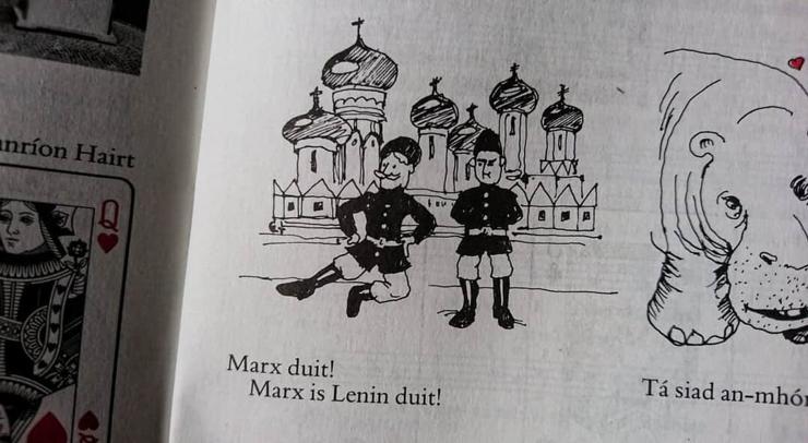 Tá beirt saighdiúirí sa phictiúr seo. Deir fear amháin, "Marx duit!" agus deir an eile, "Marx is Lenin duit!"